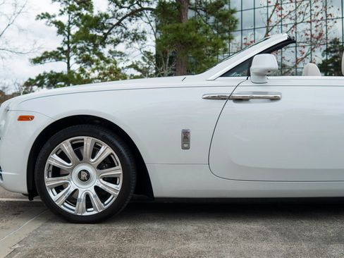 Used 2017 Rolls-Royce Dawn RWD image 39