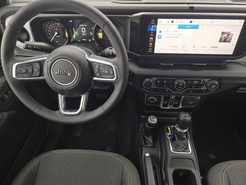 Used 2025 Jeep Wrangler Sahara image 29