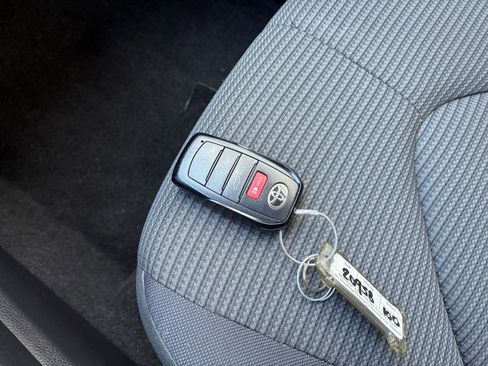 Used 2025 Toyota Highlander LE image 21