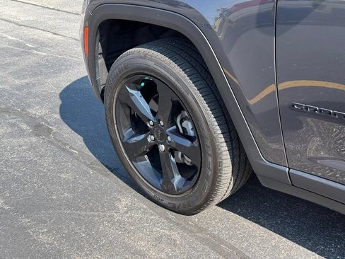 Used 2023 Jeep Grand Cherokee Altitude AWD/4WD image 13