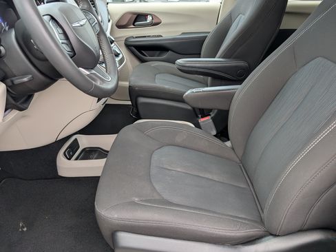 Used 2024 Chrysler Voyager LX FWD image 12