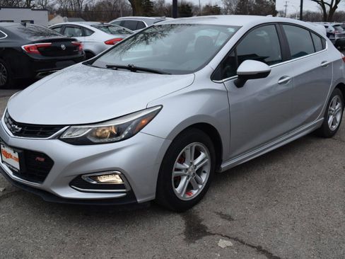 Used 2017 Chevrolet Cruze LT w/ Convenience Package image 2