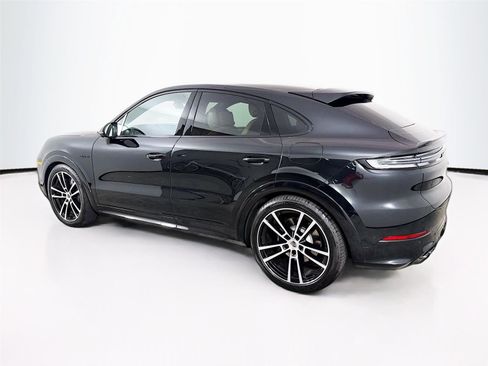Used 2025 Porsche Cayenne Turbo image 5