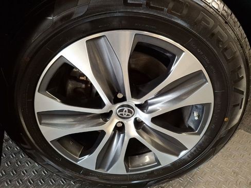 Used 2023 Toyota Highlander XLE AWD/4WD image 4