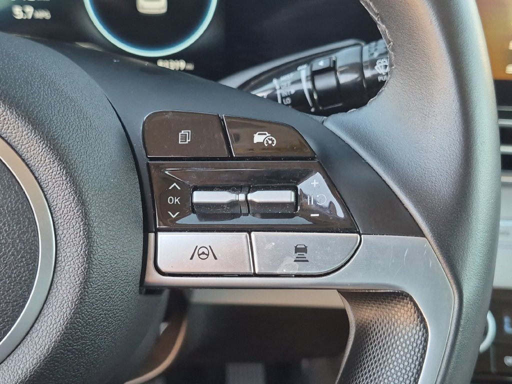 Used 2025 Hyundai Elantra Limited FWD image 23