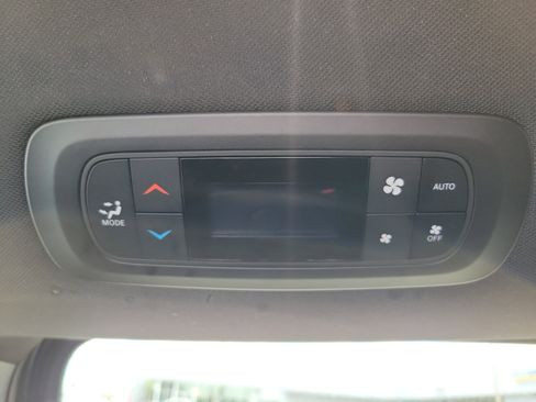 Used 2025 Chrysler Pacifica Select FWD image 11