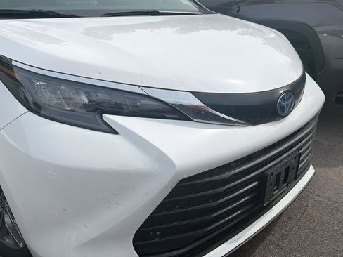 Used 2025 Toyota Sienna LE AWD/4WD image 4