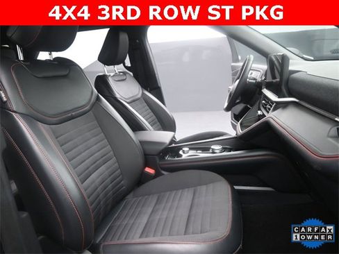 Used 2025 Ford Explorer ST-Line w/ ST-Line Street Pack image 17