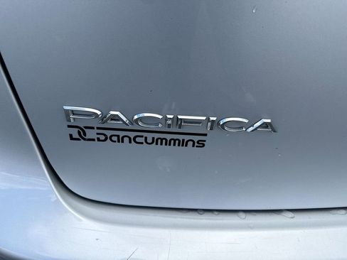 Used 2024 Chrysler Pacifica Touring-L FWD image 25