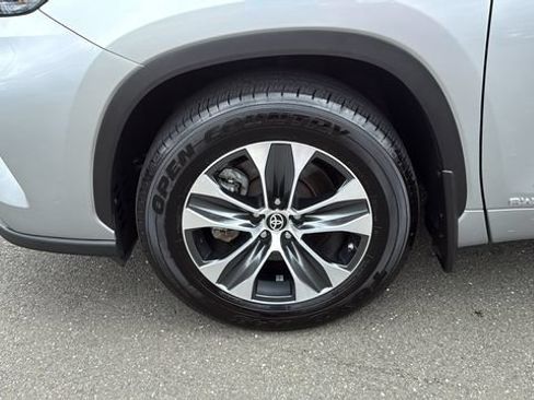 Certified 2025 Toyota Highlander XLE AWD/4WD image 8