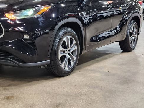 Used 2021 Toyota Highlander XLE FWD image 17