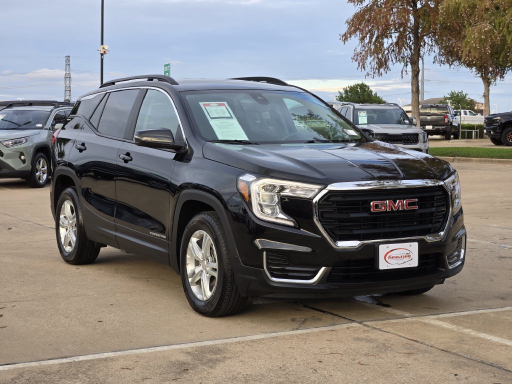 Used 2024 GMC Terrain SLE w/ Driver Convenience Package FWD image 3