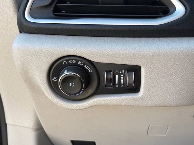 Used 2023 Chrysler Pacifica Touring-L FWD image 27