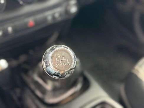 Used 2016 Jeep Wrangler Rubicon AWD/4WD image 12