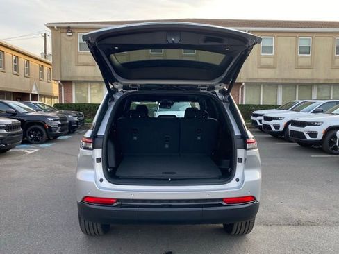 New 2025 Jeep Grand Cherokee Limited w/ Black Appearance Package image 9