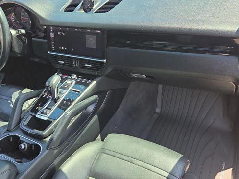 Used 2020 Porsche Cayenne AWD/4WD image 17