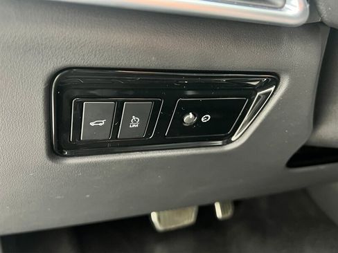 Used 2019 Jaguar F-PACE image 29