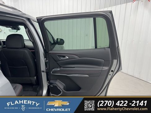 Used 2025 Chevrolet Traverse RS image 12