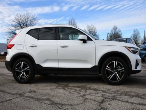 Certified 2025 Volvo XC40 B5 Core image 8