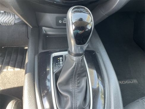 Used 2020 Nissan Rogue SV image 15