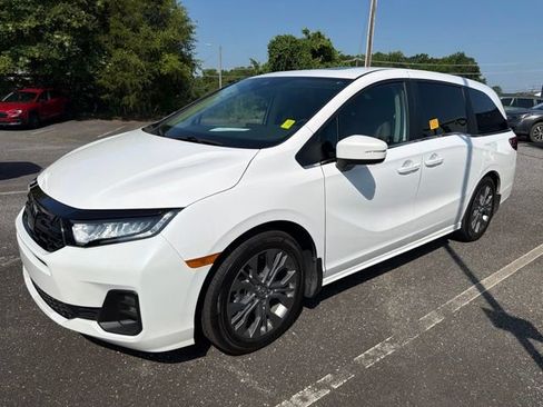 Used 2025 Honda Odyssey Touring image 3