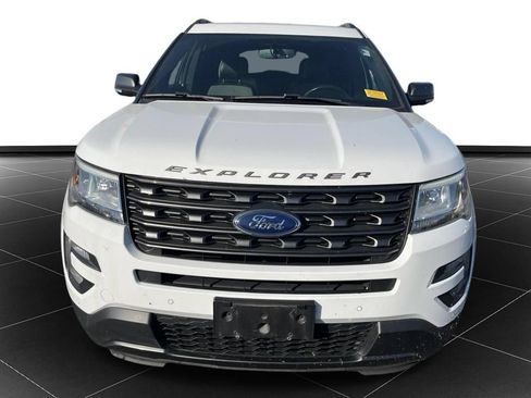 Used 2017 Ford Explorer XLT w/ Equipment Group 202A AWD/4WD image 8