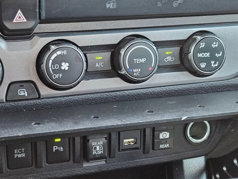 Used 2020 Toyota Tacoma TRD Off-Road w/ Technology Package image 17