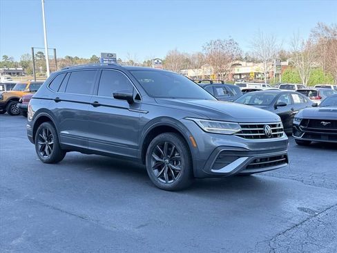 Used 2023 Volkswagen Tiguan SE w/ Panoramic Sunroof Package image 2