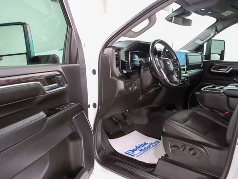 Used 2024 Chevrolet Silverado 2500 LTZ AWD/4WD image 3