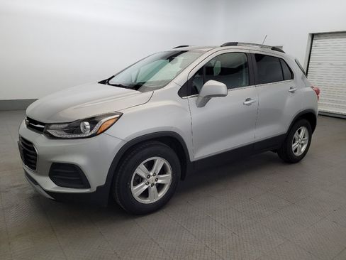 Used 2017 Chevrolet Trax LT w/ LT Convenience Package FWD image 2