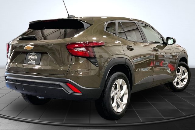 Used 2024 Chevrolet Trax LS w/ LS Convenience Package FWD image 2