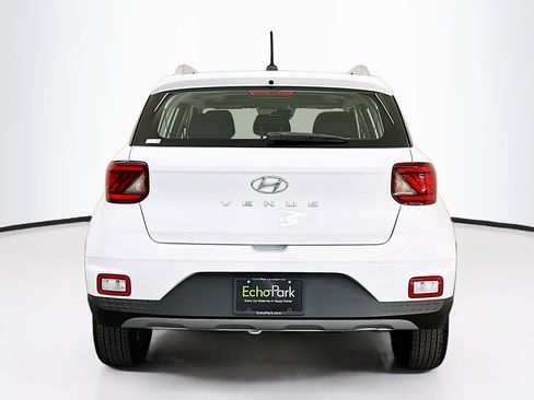 Used 2025 Hyundai Venue SEL image 7