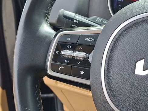 Used 2022 Kia Carnival LX image 26