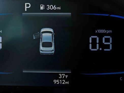 Used 2025 Hyundai Elantra Sport image 9