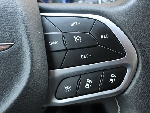 Used 2023 Chrysler Pacifica Touring-L FWD image 12