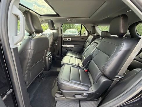 Used 2022 Ford Explorer XLT w/ Equipment Group 202A AWD/4WD image 13