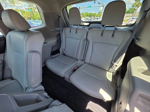 Used 2012 Toyota Highlander Limited w/ Tow Pkg FWD image 12