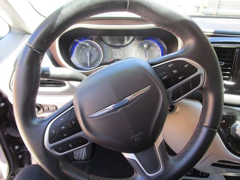 Used 2017 Chrysler Pacifica Touring-L FWD image 12