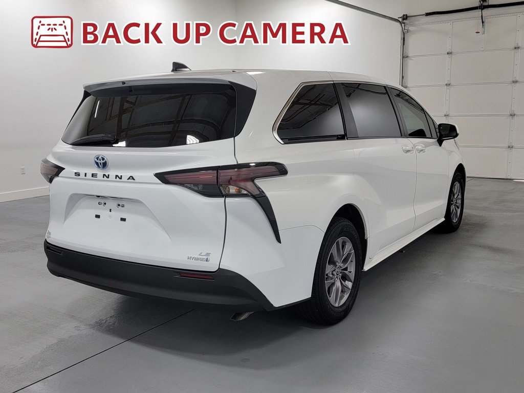 Used 2024 Toyota Sienna LE FWD image 9
