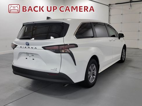 Used 2024 Toyota Sienna LE FWD image 9