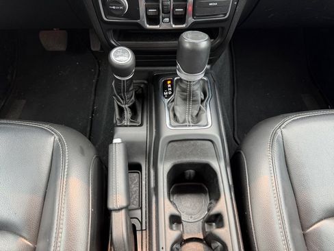 Used 2022 Jeep Wrangler Unlimited Sahara w/ Cold Weather Group AWD/4WD image 11