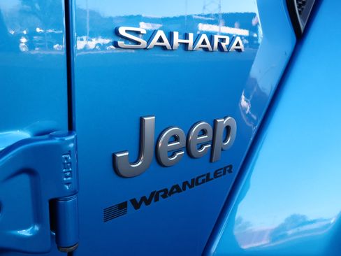 Used 2024 Jeep Wrangler Sahara image 6