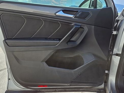 Used 2023 Volkswagen Tiguan SE w/ Panoramic Sunroof Package FWD image 15
