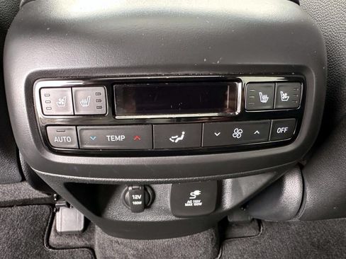 Used 2024 Hyundai Palisade Limited AWD/4WD image 17