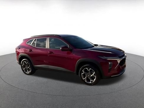 Used 2025 Chevrolet Trax LT image 2