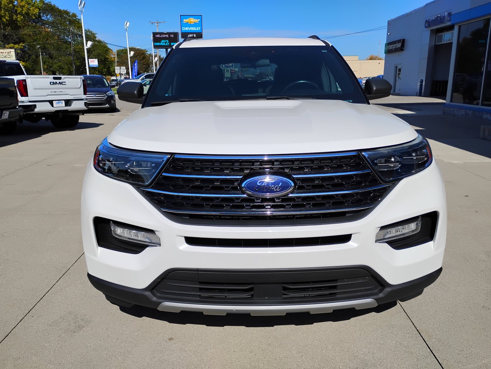 Used 2020 Ford Explorer XLT w/ Equipment Group 202A AWD/4WD image 2