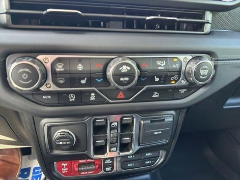 New 2025 Jeep Gladiator Rubicon w/ Convenience Group image 39