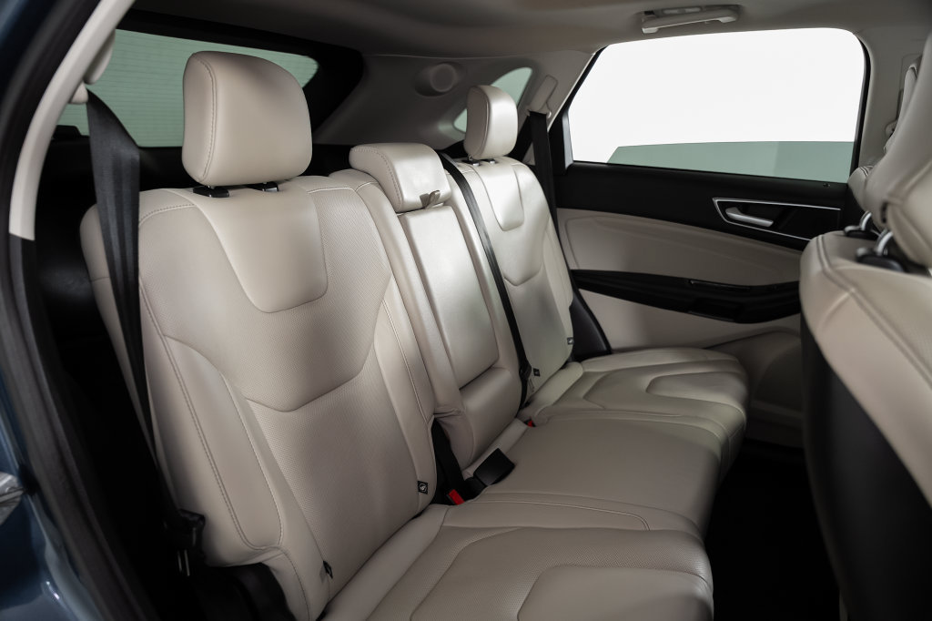 Used 2018 Ford Edge Titanium w/ Equipment Group 301A FWD image 23