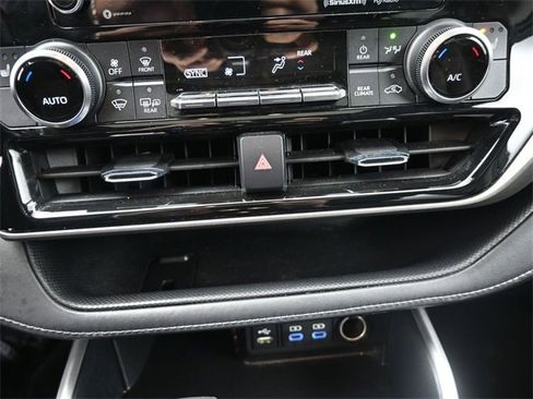 Used 2022 Toyota Highlander XLE image 6