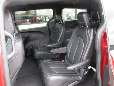 Used 2025 Chrysler Pacifica Select FWD image 11